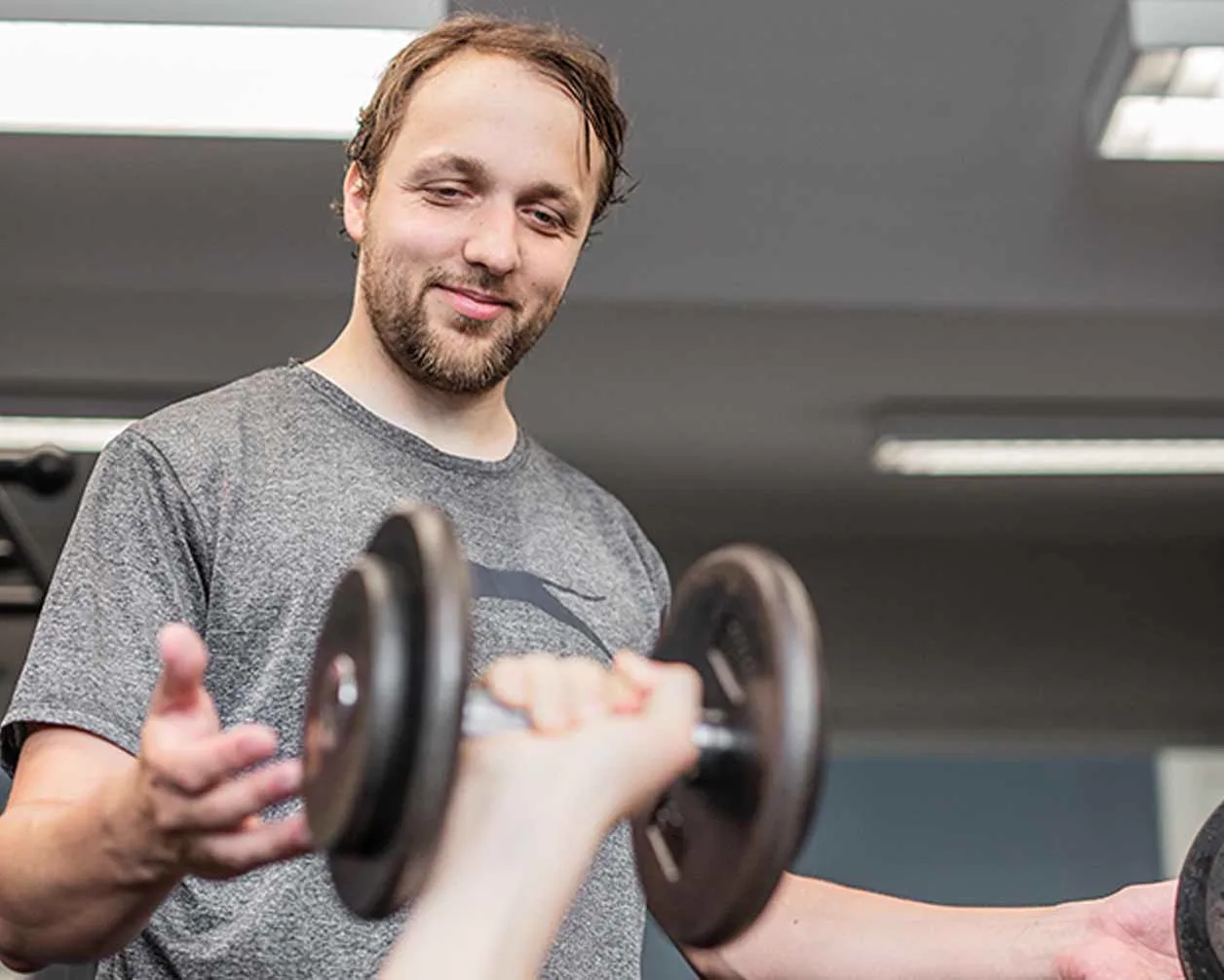 Patrick Holz begleitet eine Übung im Personal Training